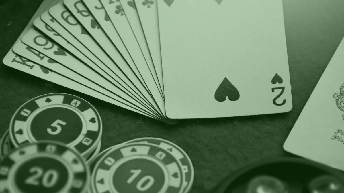 Pelikortteja ja pelimerkkejä Texas Hold’em -pelissä.